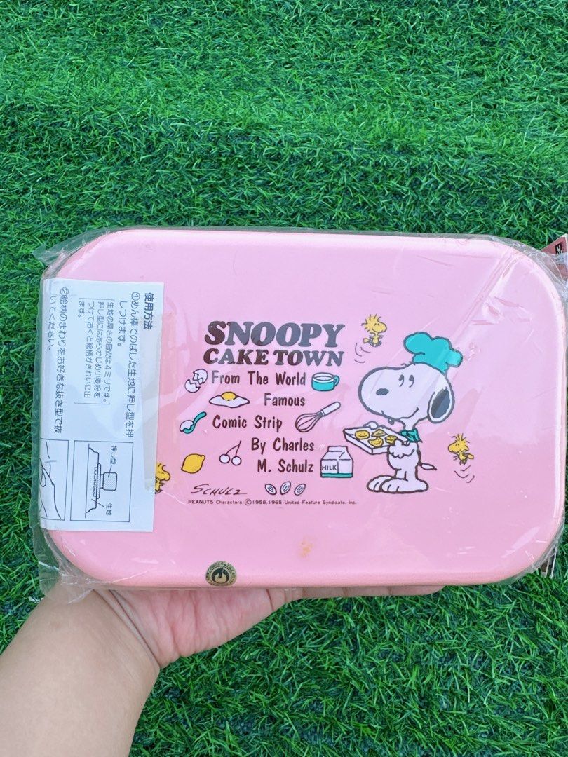 Snoopy Peanuts Bundle (Category: Bakeware) located in Manila. Submitted by ronoarabbit.ph (Listing ID 1466434253, Image 3). Description: ❗️300 last price posted, mura na yan❗️ - Pink Snoopy Cake Town cookie mold set with heart and star cutters - Limited Snoopy x Baskin Robbins absorbent kitchen drying mat (Snoopy & Woodstock design) - Snoopy Cake Town cookie bag set included - Perfect gift for bakers and Snoopy collectors.