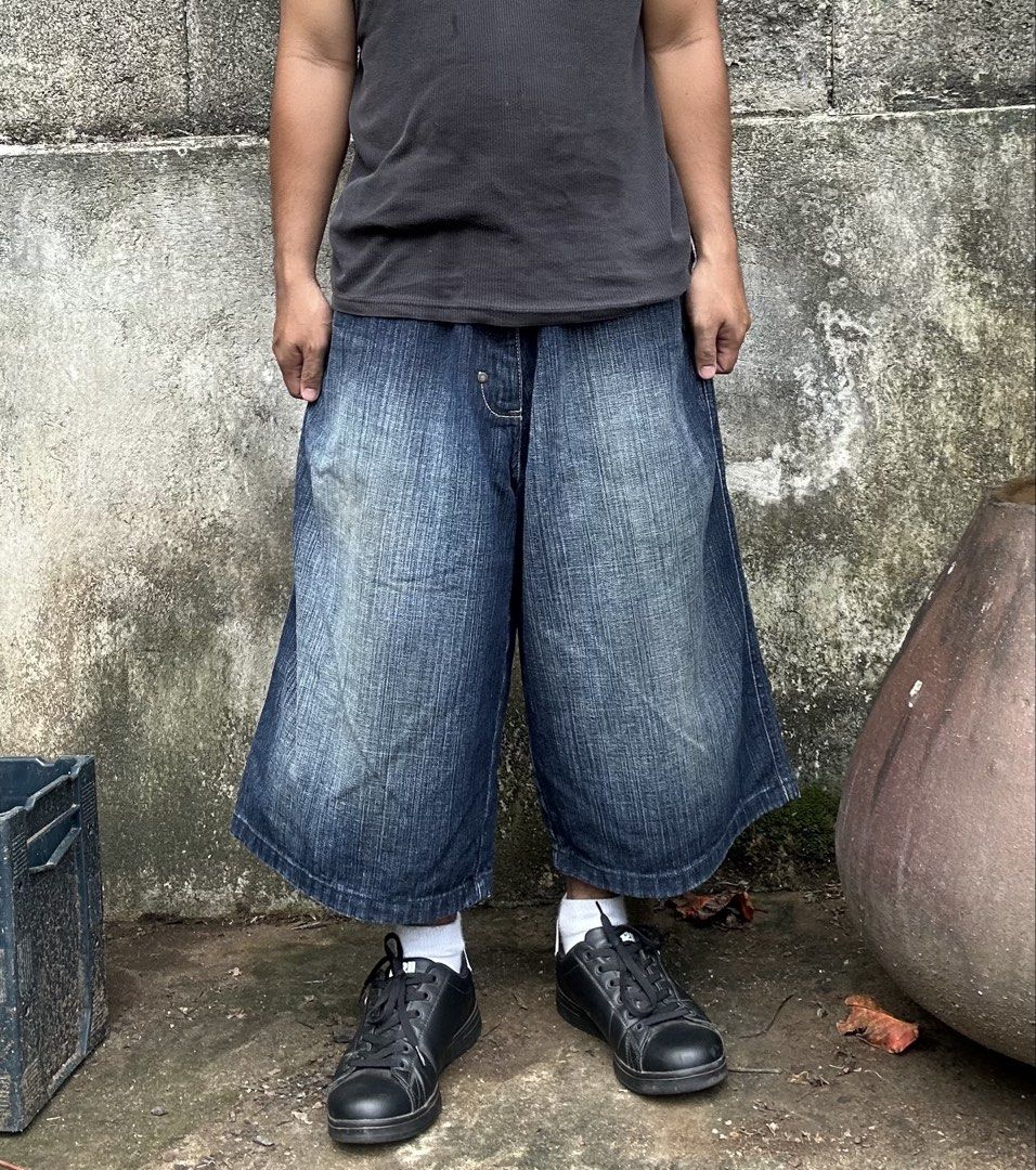 Southpole gold tab (Category: Shorts) located in Manila. Submitted by _kerbs (Listing ID 1466389768, Image 1). Description: 38x28x13.