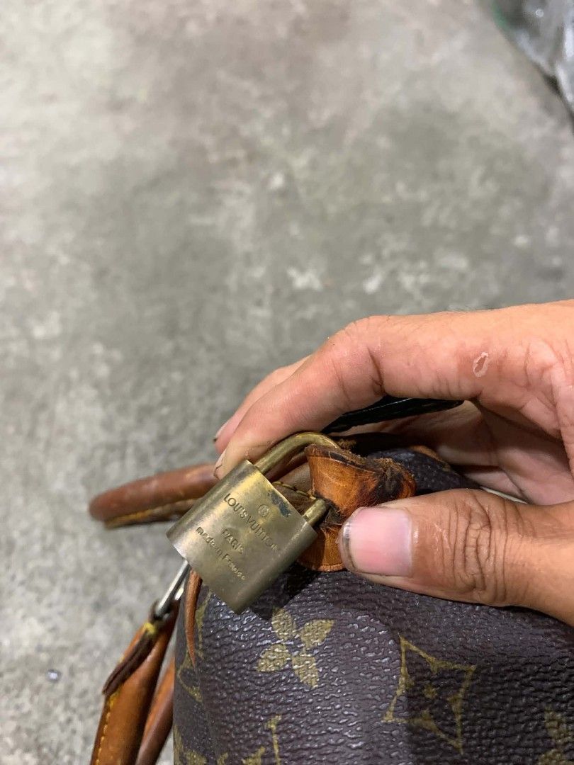 SPEEDY 30 (Category: Luxury Bags & Wallets) located in Cagayan de Oro. Submitted by primo_102098 (Listing ID 1466464997, Image 3). Description: SPEEDY 30 EXCELLENT MINOR ISSUE.