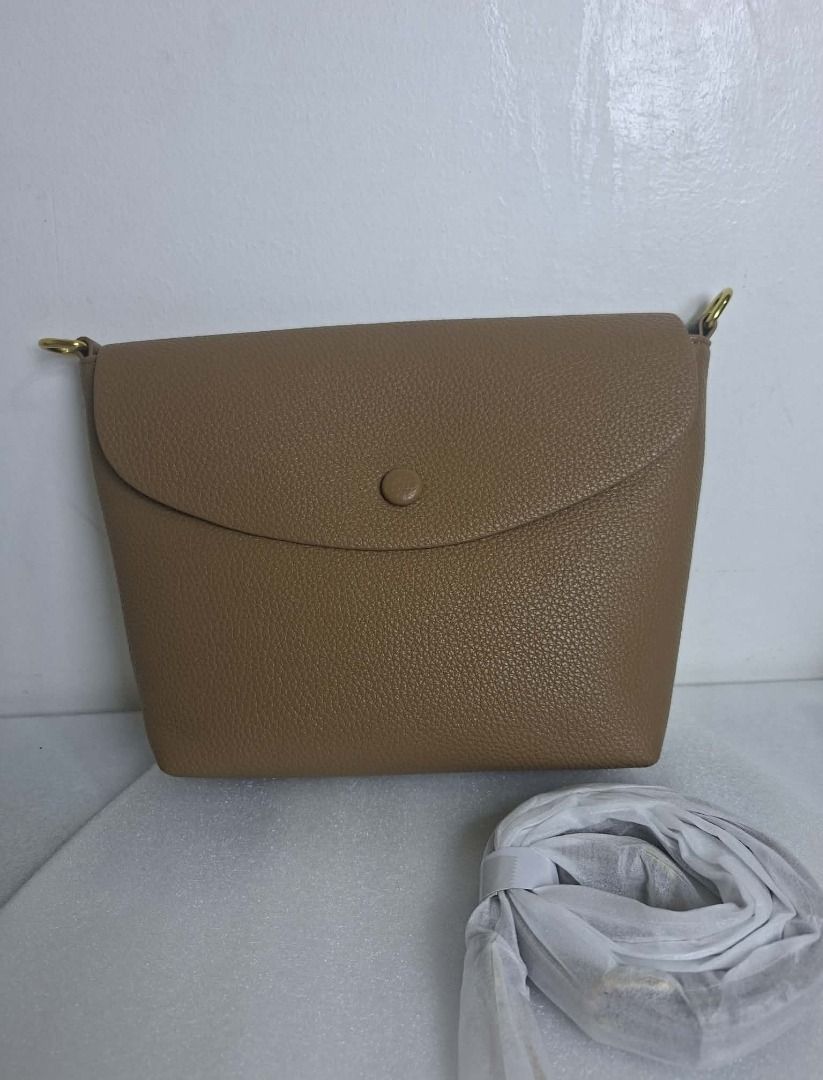 Square sling bag (Category: Beach Bags) located in Quezon City. Submitted by evea_08fashion (Listing ID 1466370089, Image 2). Description: .
