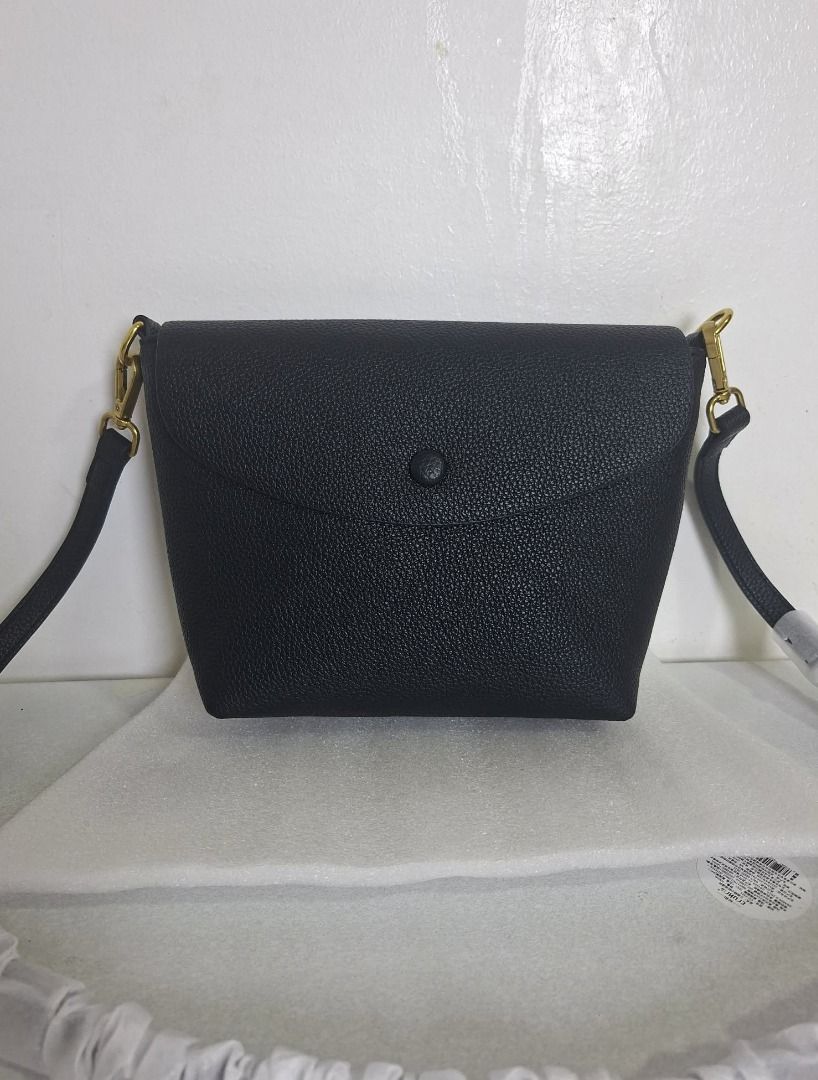 Square sling bag (Category: Beach Bags) located in Quezon City. Submitted by evea_08fashion (Listing ID 1466370089, Image 3). Description: .
