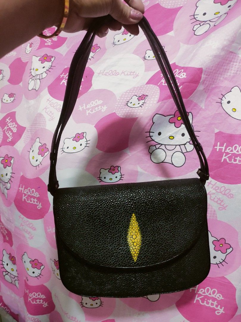 Stingray two ways (Category: Sling Bags) located in Digos. Submitted by MarieBags (Listing ID 1466550538, Image 1). Description: like new condition, no flaws, it can be sling or shoulder bag kiku bag, with 2 zip pocket sa loob, 4 compartment , no cracks.
