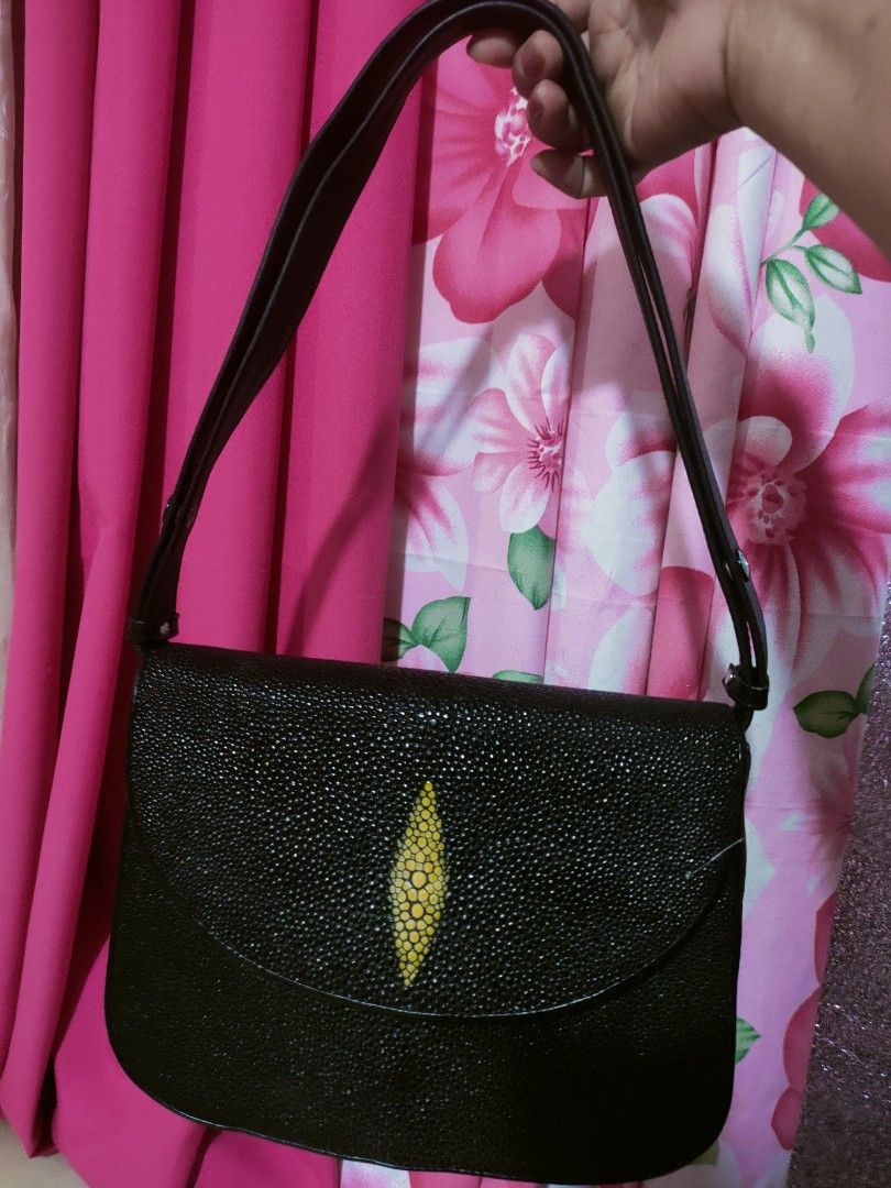 Stingray two ways (Category: Sling Bags) located in Digos. Submitted by MarieBags (Listing ID 1466550538, Image 2). Description: like new condition, no flaws, it can be sling or shoulder bag kiku bag, with 2 zip pocket sa loob, 4 compartment , no cracks.