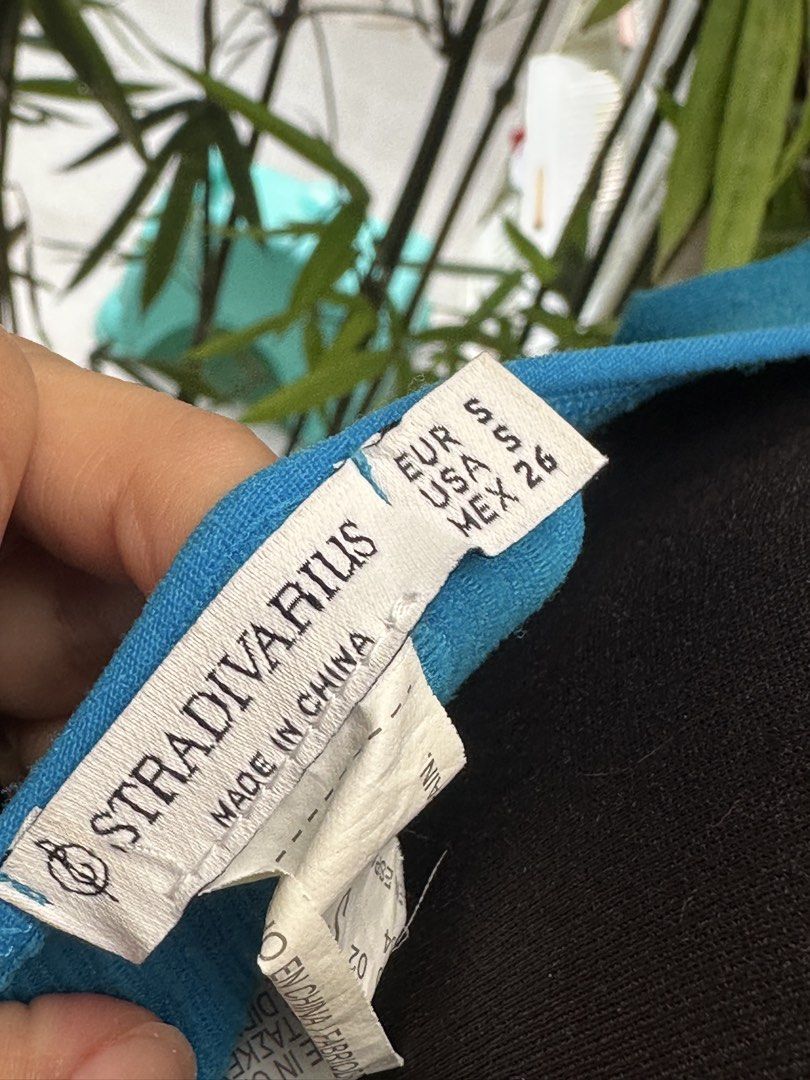 Stradivarius Blue Ribbed Long Sleeve Crop Top (Category: Longsleeves) located in Bulacan. Submitted by thriftbagcollections (Listing ID 1466357950, Image 3). Description: - Brand: Stradivarius - Size: S (EUR S, USA S, MEX 26) - Color: Bright blue - Style: Long sleeves, V-neckline, cropped cut, solid basic - Fabric: Super stretchy and comfortable ribbed material - Perfect to pair with high-waisted skirts or pants.