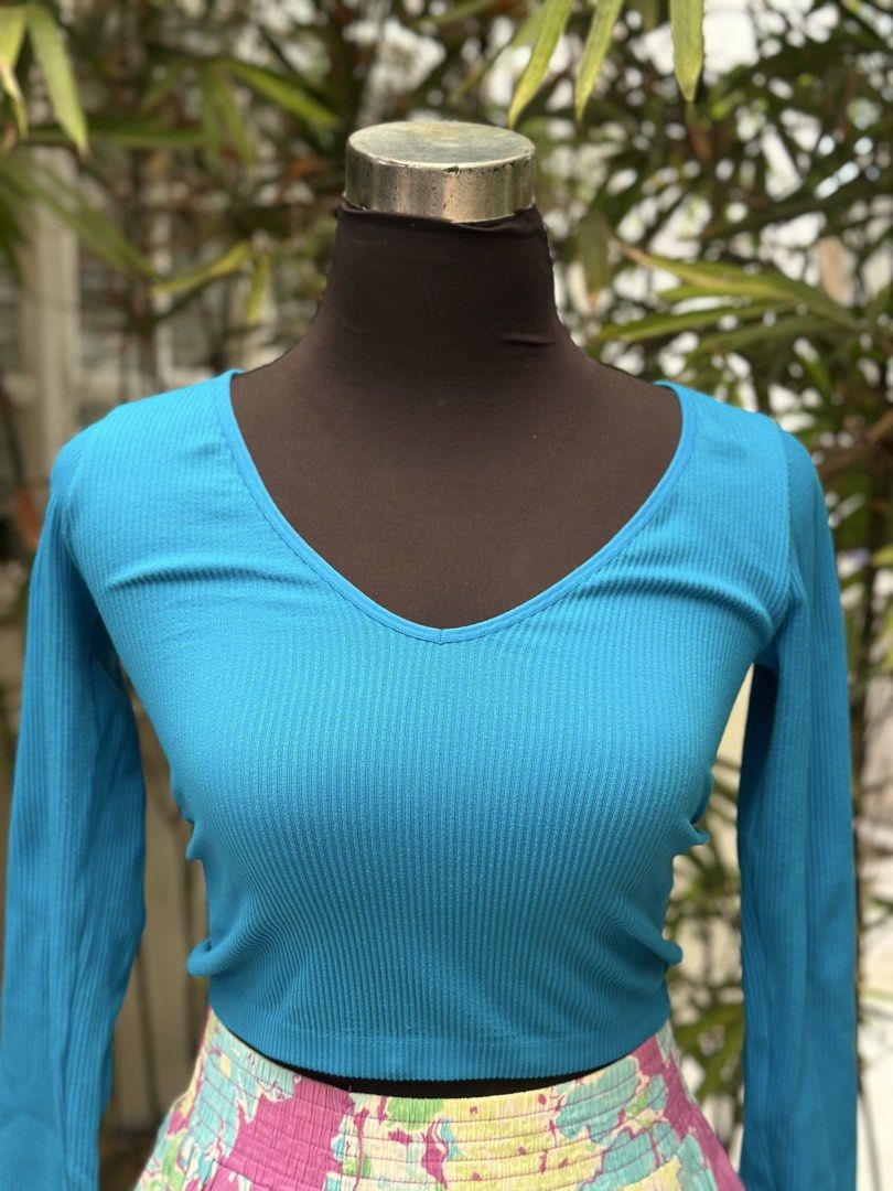 Stradivarius Blue Ribbed Long Sleeve Crop Top (Category: Longsleeves) located in Bulacan. Submitted by thriftbagcollections (Listing ID 1466357950, Image 2). Description: - Brand: Stradivarius - Size: S (EUR S, USA S, MEX 26) - Color: Bright blue - Style: Long sleeves, V-neckline, cropped cut, solid basic - Fabric: Super stretchy and comfortable ribbed material - Perfect to pair with high-waisted skirts or pants.