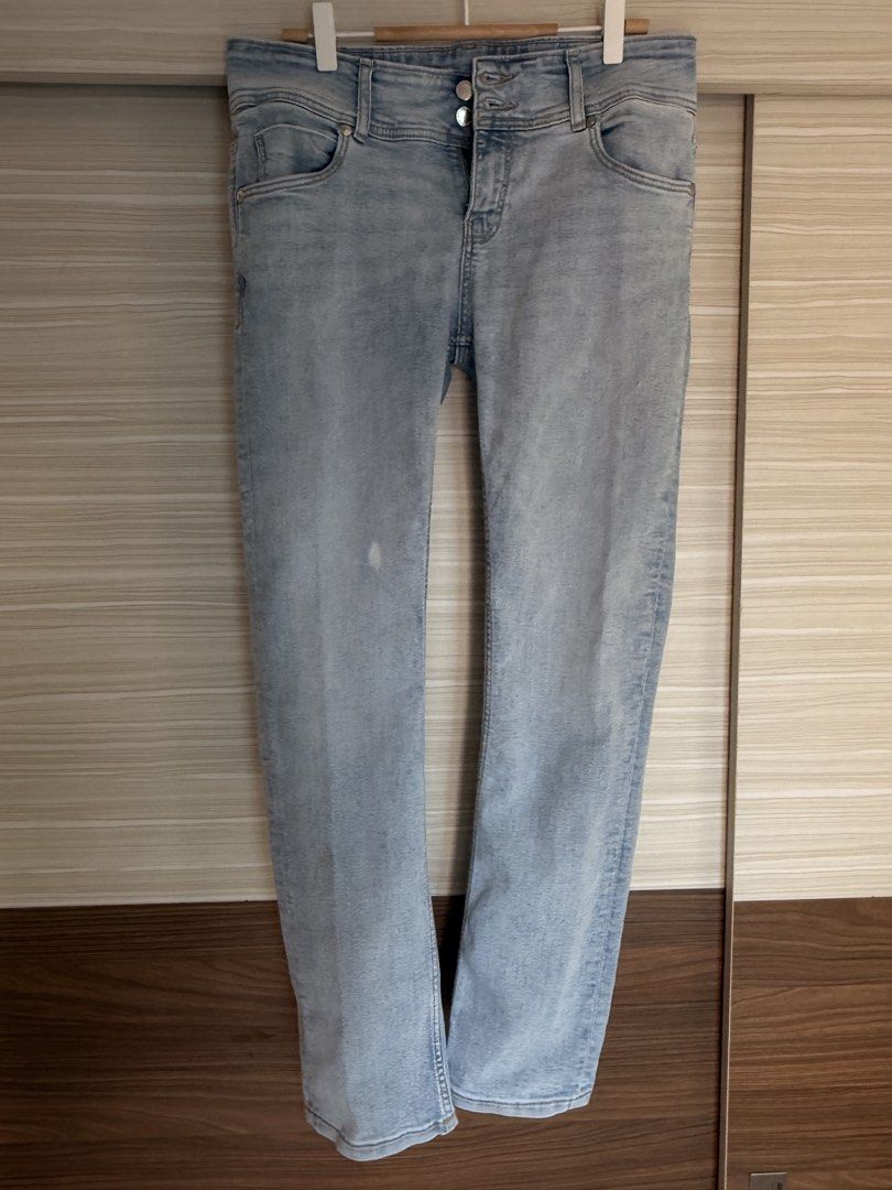 Stradivarius Light Wash Denim Jeans Size 40 (Category: Jeans) located in Taguig. Submitted by _annaq_ (Listing ID 1466384902, Image 1). Description: For everyone’s fairness and transparency, kindly read Seller's Policy first before making an offer. 😊 1. Please make sure that the product description, condition, reservation terms, payment, and shipping policies meet your expectations. 2. Once an offer is made, it means you are fully committed to p