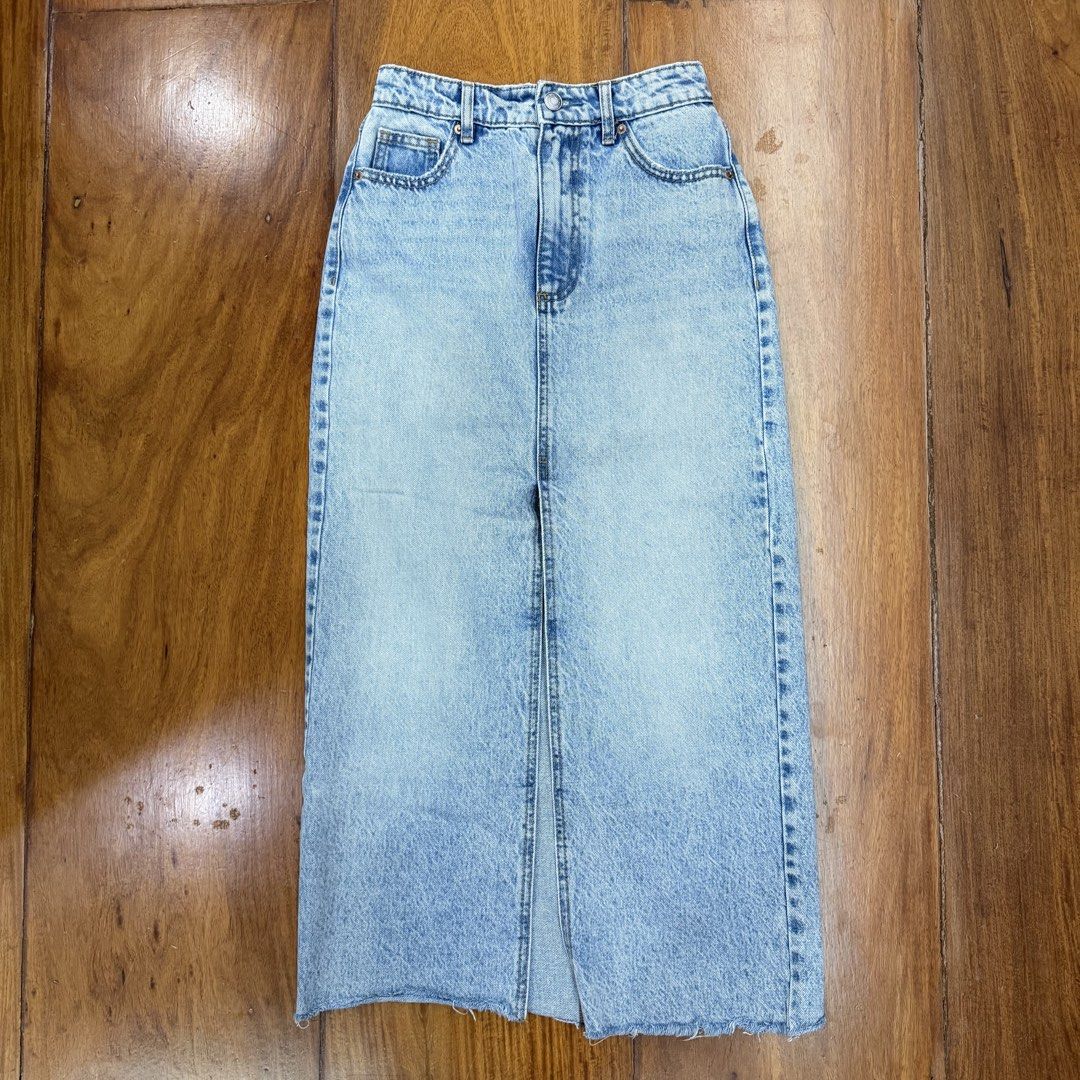 Stradivarius Skirt (Category: Skirts) located in Muntinlupa City. Submitted by myrandomthingz (Listing ID 1466500621, Image 1). Description: .