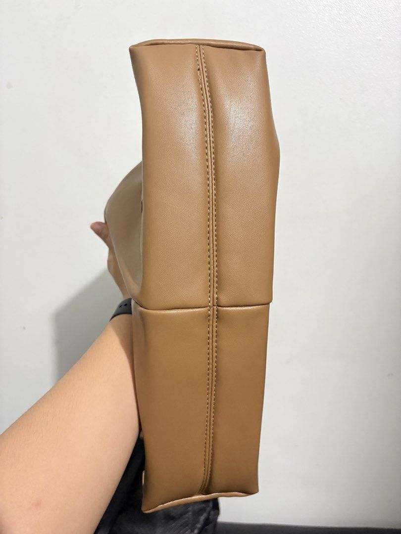 Straightforward in Velair (Category: Shoulder Bags) located in Makati City. Submitted by prlyrose (Listing ID 1466363247, Image 2). Description: Rately used. Rfs: decluttering .