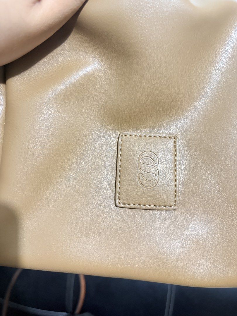 Straightforward in Velair (Category: Shoulder Bags) located in Makati City. Submitted by prlyrose (Listing ID 1466363247, Image 3). Description: Rately used. Rfs: decluttering .