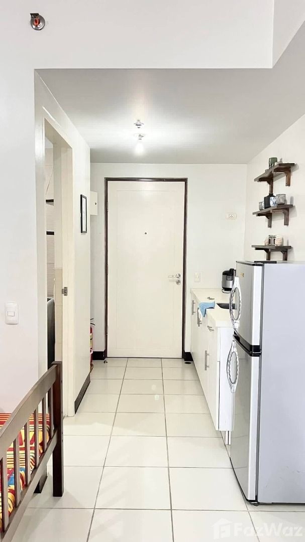 Studio Condo for sale at Zitan (Category: Apartments & Condos) located in Makati City. Submitted by propertyproph (Listing ID 1466437002, Image 2). Description: 🏙️ Zitan Mandaluyong – High-Floor Studio for Sale 📍 Mandaluyong City ✨ High-floor bare studio offering excellent value and the freedom to create your own ideal space, strategically located near Ortigas and major business hubs. 📐 26.24 sqm 🏢 17th Floor 🛏️ Studio 🛁 1 Bathroom 🏡 Bare 