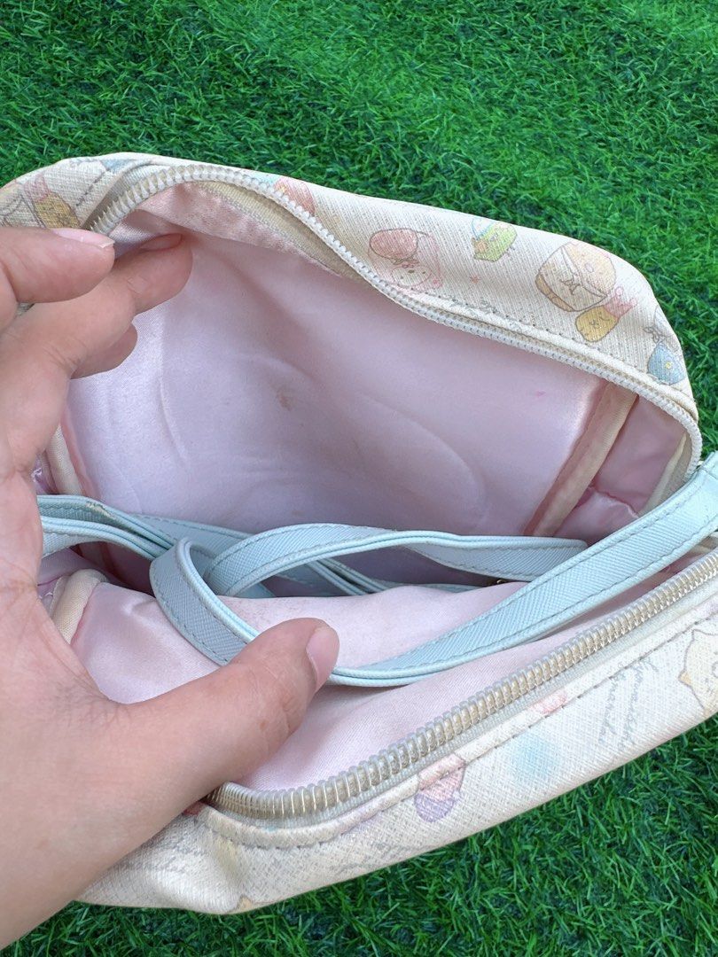 Sumikkogurashi Crossbody Bag Pastel Characters (Category: Cross-body Bags) located in Manila. Submitted by ronoarabbit.ph (Listing ID 1466438434, Image 3). Description: ❗️‼️Bag has signs of usage and flaws (see all photos) that’s why so cheap price. But still usable and for collector’s purposes.❗️‼️ - Authentic Sumikkogurashi crossbody bag with all-over pastel character prints - Light blue front pocket equipped with a cute star zipper pull - Adju