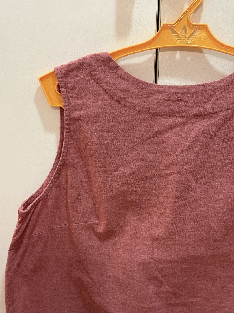 Tayo studio blush linen sleeveless top (Category: Sleeveless) located in Quezon City. Submitted by hazpreloved (Listing ID 1466422746, Image 3). Description: Tayo studio linen sleeveless crop top Blush color Size: 1 (XS-S) See photos for condition Discounts for bulk orders Tags: shein, mango, pull & bear, h&m, cotton on, linen .
