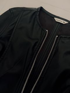(Category: ) located in . Submitted by curatedcloset.dvo (Listing ID 1466383760, Image 1). Description: .