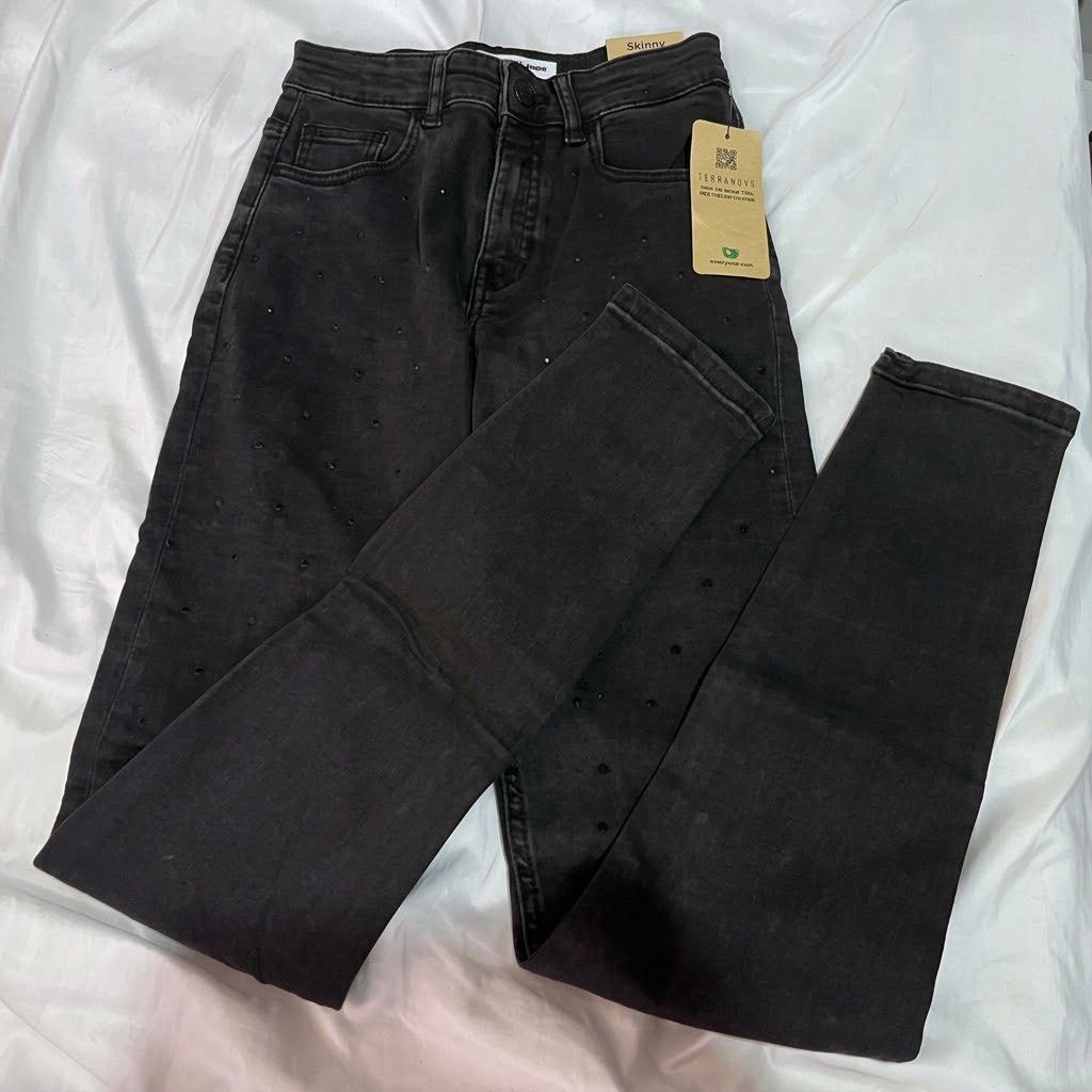 Terranova Black Fitted Jeans (Category: Jeans) located in Subic. Submitted by cyrelll (Listing ID 1466469118, Image 1). Description: SIZE : 23-24 inches.