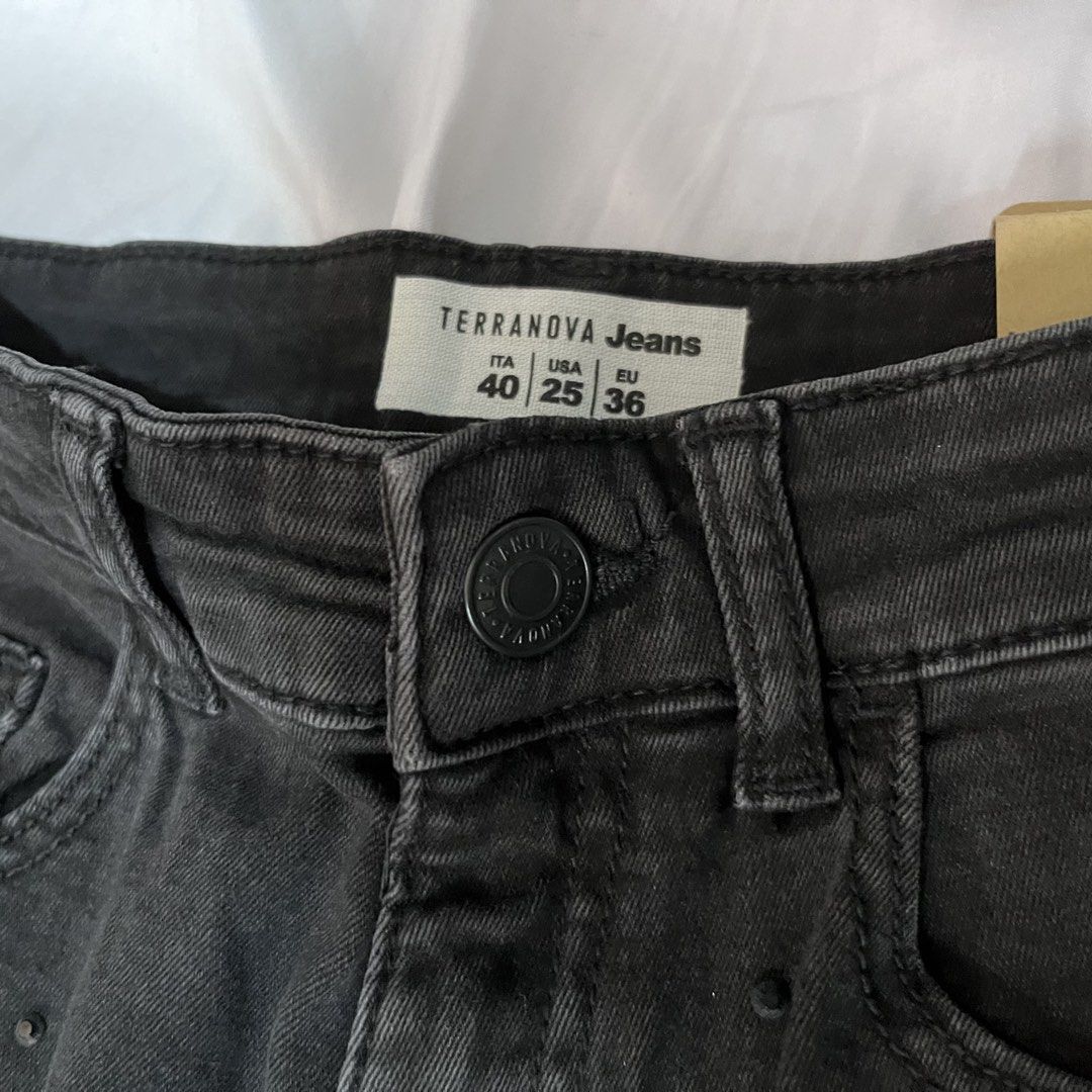 Terranova Black Fitted Jeans (Category: Jeans) located in Subic. Submitted by cyrelll (Listing ID 1466469118, Image 3). Description: SIZE : 23-24 inches.