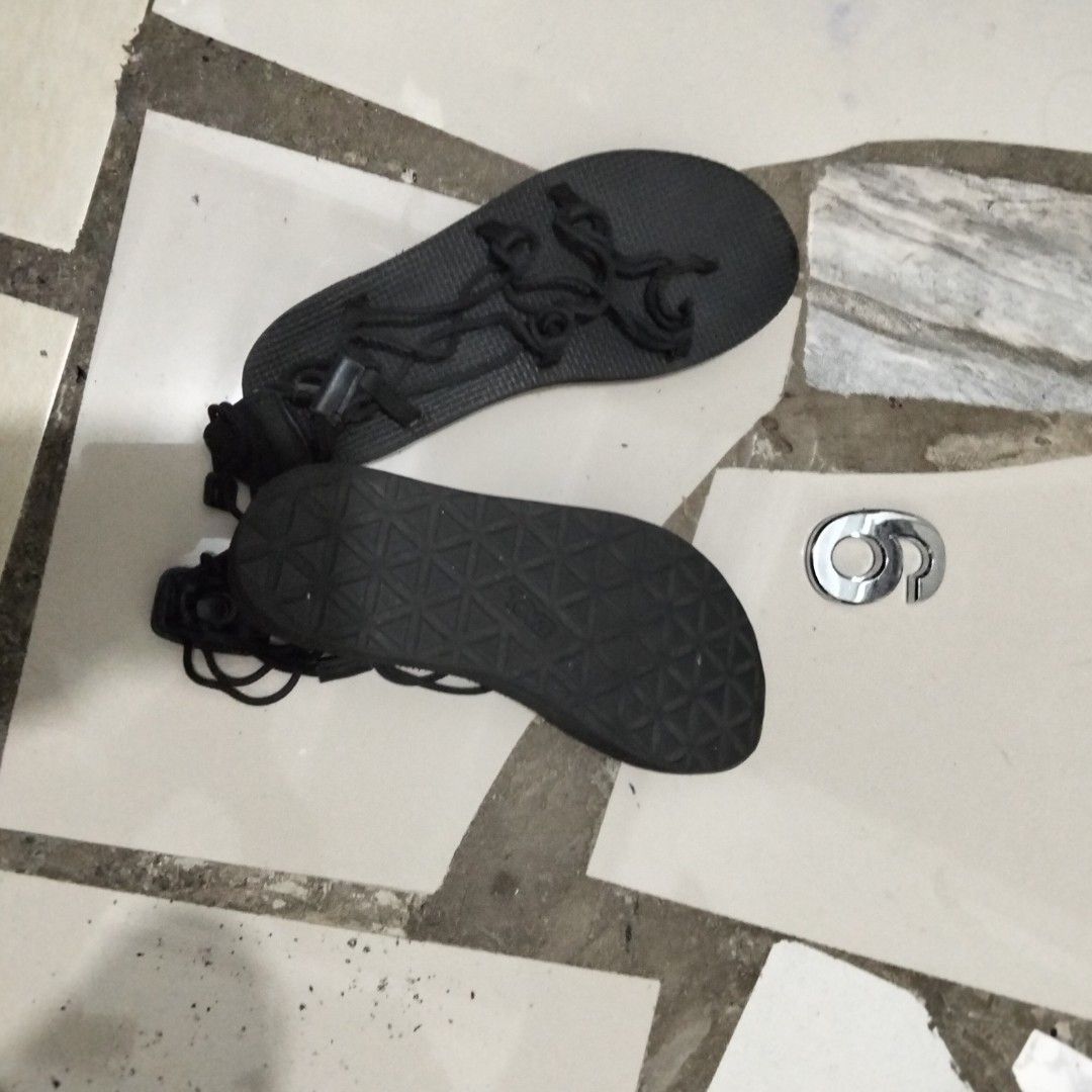 Teva (Category: Flats & Sandals) located in El Salvador. Submitted by francheskaukayukay (Listing ID 1466416781, Image 3). Description: .