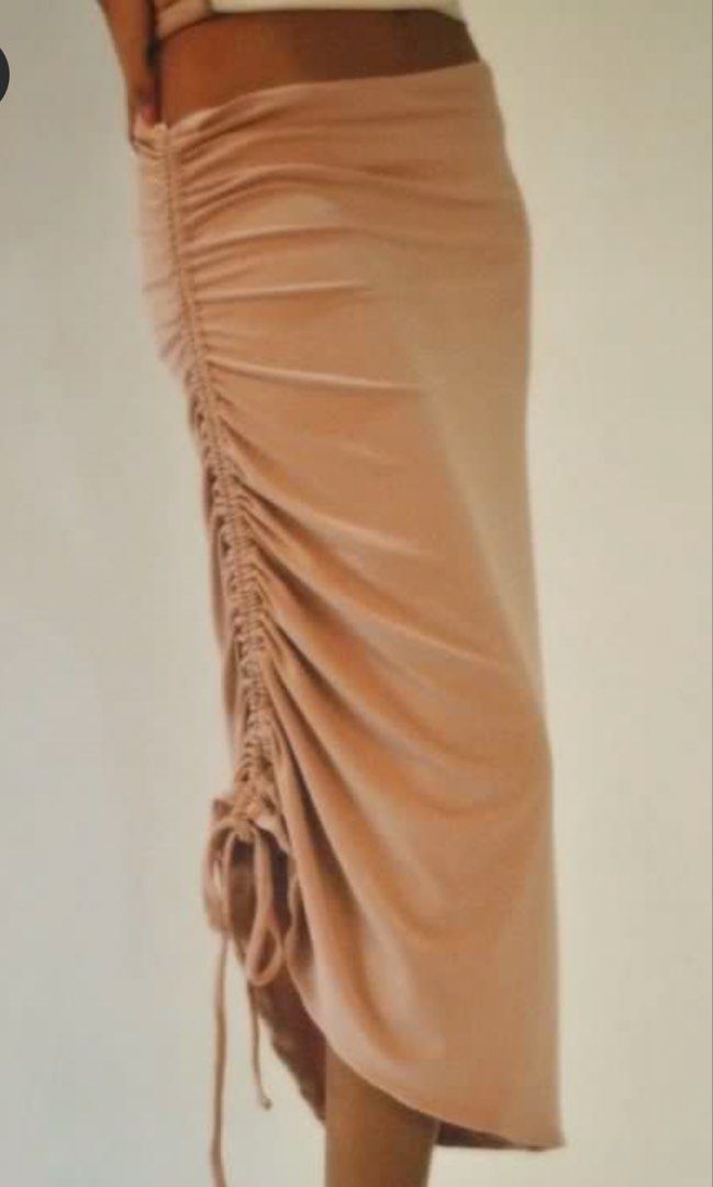 The Daily Basis Pink Ruched drawstring midi skirt (Category: Skirts) located in Manila. Submitted by shopmybabies (Listing ID 1466363446, Image 2). Description: No flaws good as new Can be worn as a maxi skirt or mini depends on how you adjust it. Size: s-xs .
