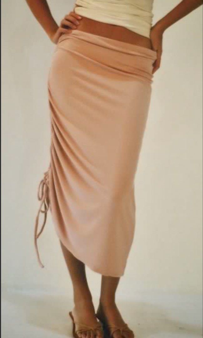 The Daily Basis Pink Ruched drawstring midi skirt (Category: Skirts) located in Manila. Submitted by shopmybabies (Listing ID 1466363446, Image 1). Description: No flaws good as new Can be worn as a maxi skirt or mini depends on how you adjust it. Size: s-xs .