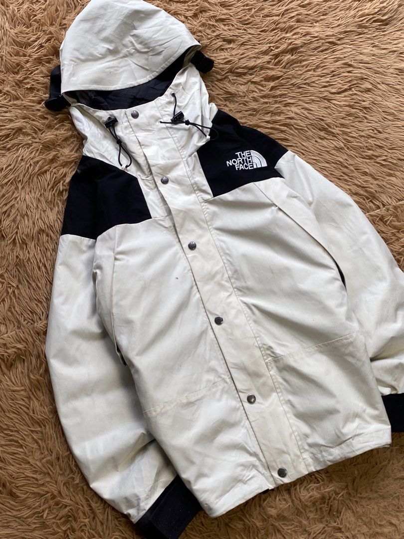 The north face goretex (Category: Coats, Jackets and Outerwear) located in Manila. Submitted by raversantos (Listing ID 1466486208, Image 2). Description: W-23 L-27 Issue: stated at the pictures and also need wash Color rate 9.5/10 Good condition.
