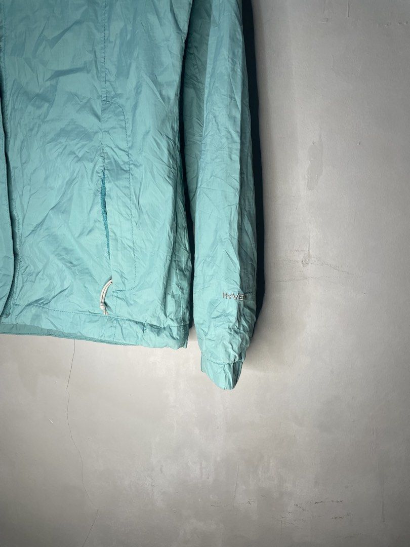 The North Face Hyvent Womens (Category: Coats, Jackets and Outerwear) located in Binan City. Submitted by miguelcubelo (Listing ID 1466426916, Image 2). Description: condition: Good color rate: 10/10 size: Small dimes: 19”W x 24”L issue: check pics ₱550.