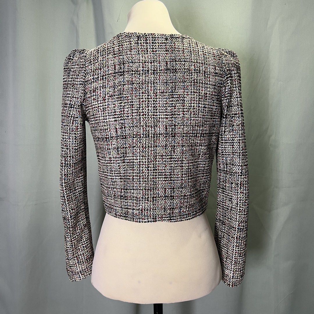 thin knitted tweed blazer (Category: Coats, Jackets and Outerwear) located in Malabon City. Submitted by minidressmonster (Listing ID 1466488186, Image 2). Description: thin knitted blazer, looks like tweed pwede pang office or for formal events :) best fit small to medium see last pic for minor flaw, stitching came loose and can easily be fixed :).