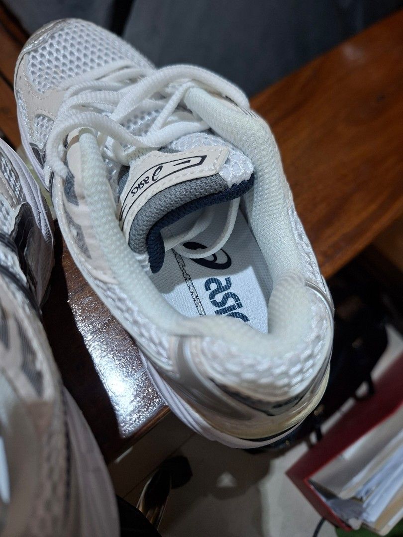 Thrifted (Category: Sneakers) located in Makati City. Submitted by sincerlykimberly (Listing ID 1466366466, Image 3). Description: thrifted shoes. rfs: wrong size. bought it for 1,699.00 php..
