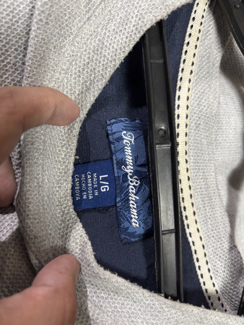 Tommy Bahama longsleeve (Category: Coats, Jackets and Outerwear) located in Pila. Submitted by isabelasthriftclothes (Listing ID 1466479171, Image 2). Description: .