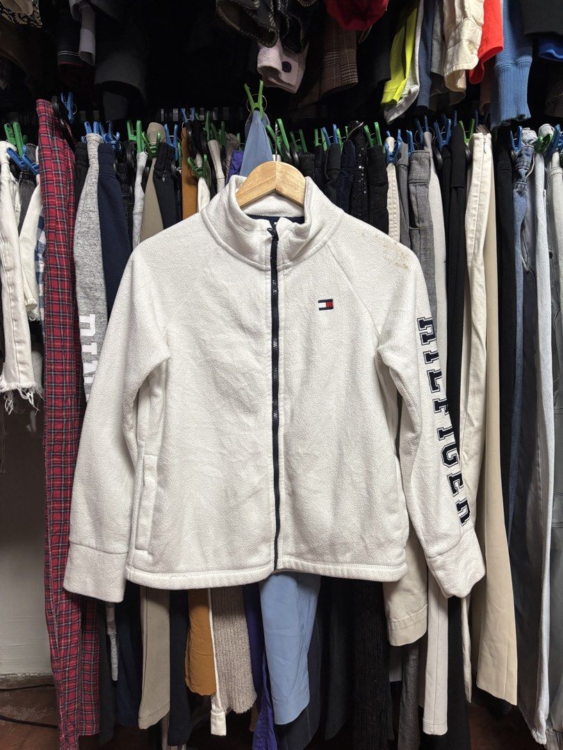 tommy hilfiger (Category: Coats, Jackets and Outerwear) located in Pila. Submitted by isabelasthriftclothes (Listing ID 1466471039, Image 1). Description: .