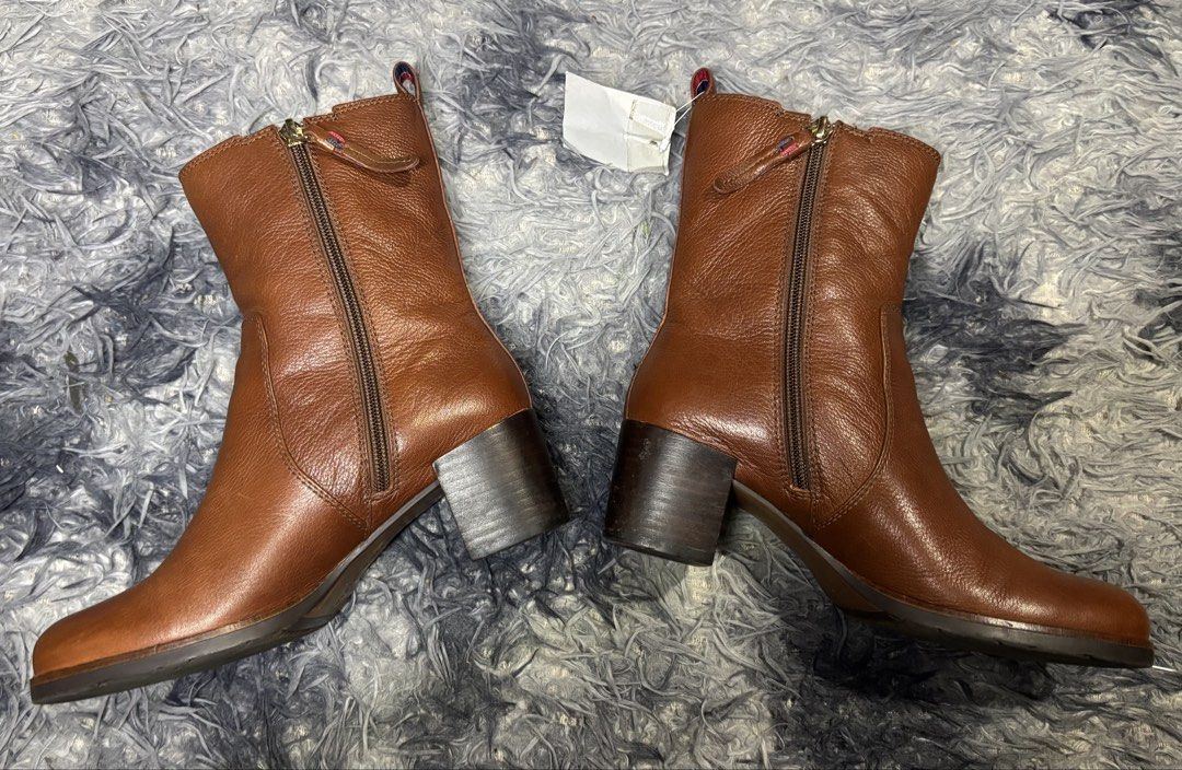 TOMMY HILFIGER (Category: Boots) located in Legazpi City. Submitted by thesource052 (Listing ID 1466502130, Image 2). Description: TOMMY HILFIGER BOOTS LEATHER AUTHENTIC SIZE: 6US. 23CM , EUR 36 EXCELLENT 800 ONLY.
