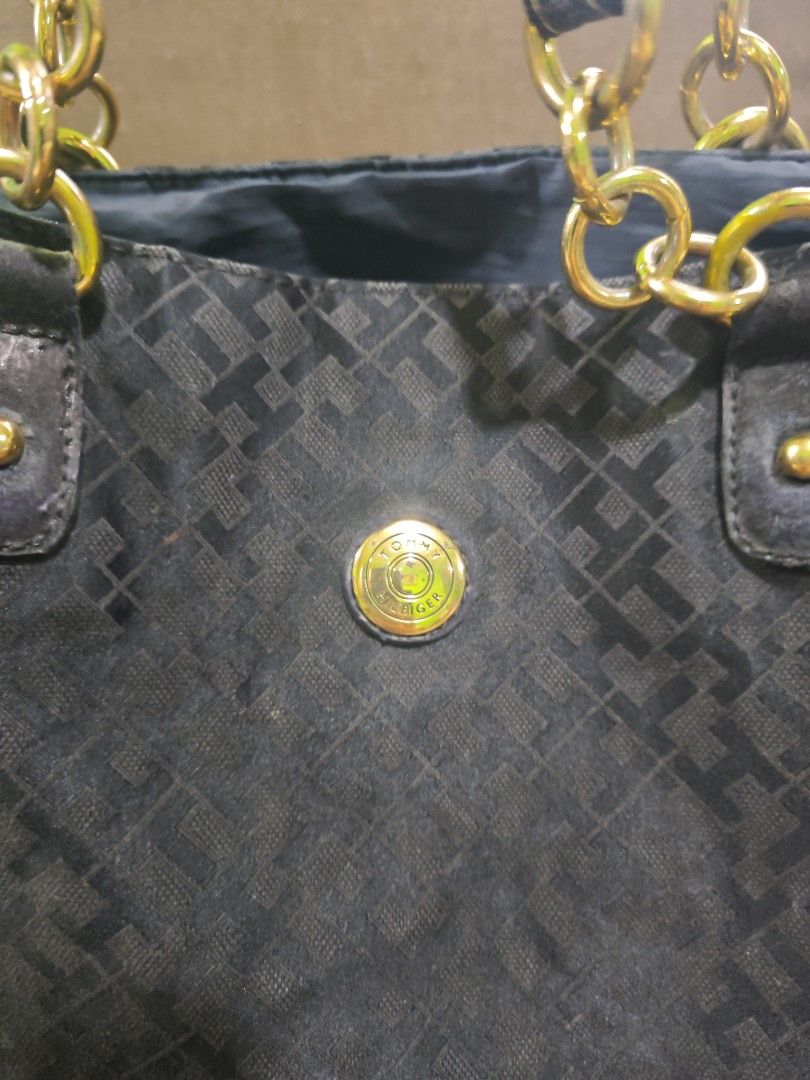 Tommy Hilfiger med tote bag (Category: Tote Bags) located in Pili. Submitted by zaneombao03491 (Listing ID 1466385322, Image 2). Description: .