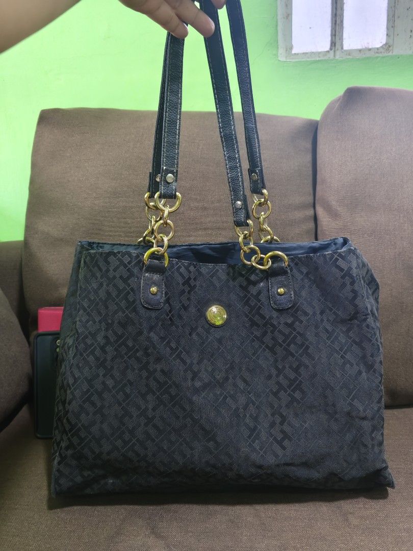 Tommy Hilfiger med tote bag (Category: Tote Bags) located in Pili. Submitted by zaneombao03491 (Listing ID 1466385322, Image 1). Description: .