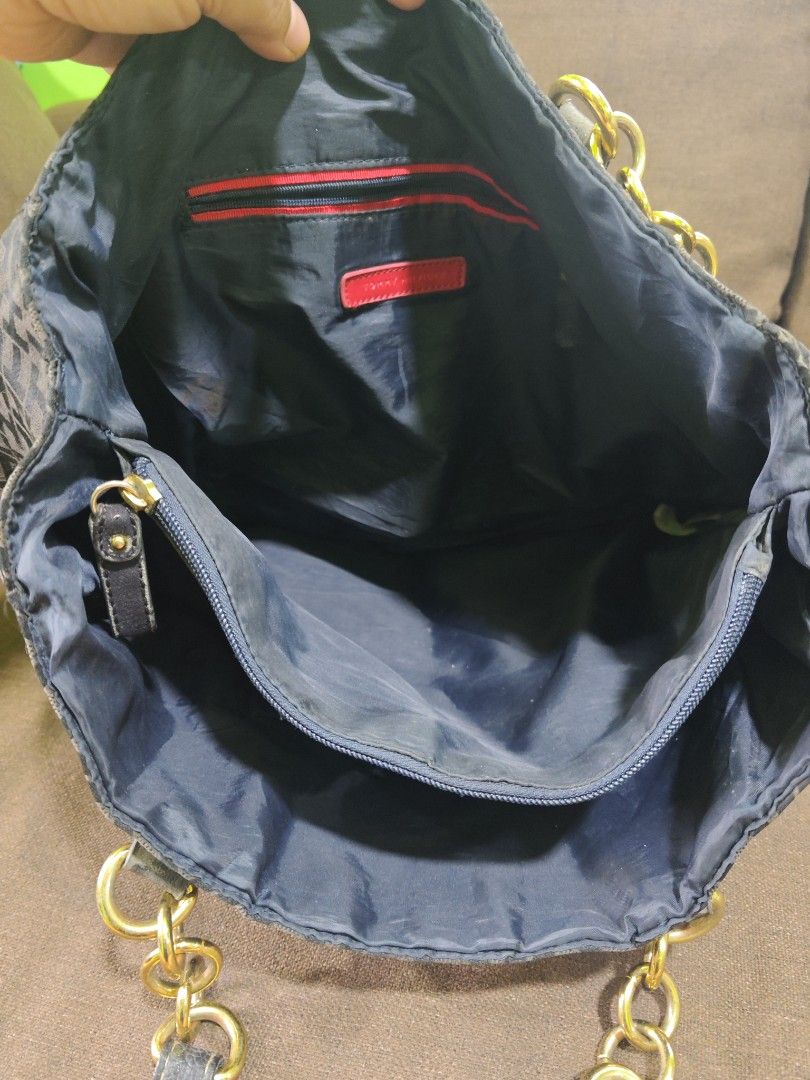 Tommy Hilfiger med tote bag (Category: Tote Bags) located in Pili. Submitted by zaneombao03491 (Listing ID 1466385322, Image 3). Description: .