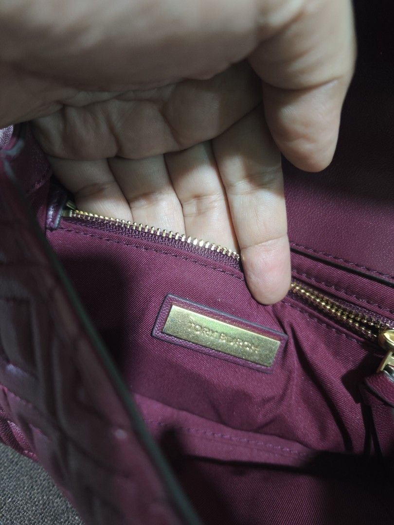 Tory Burch mini kili/sling bag (Category: Cross-body Bags) located in Pili. Submitted by zaneombao03491 (Listing ID 1466385878, Image 3). Description: .