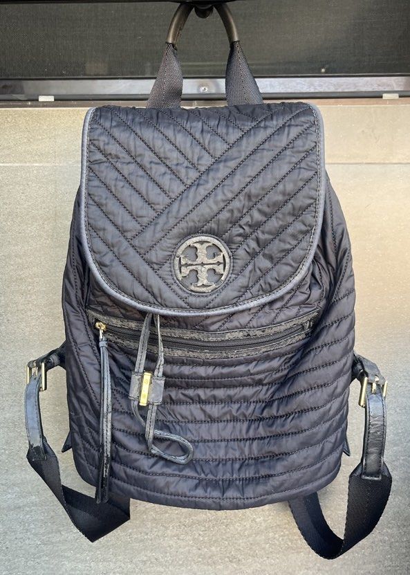 Tory Burch Slouchy Nylon Quilted Backpack (Category: Backpacks) located in Cainta. Submitted by klejre (Listing ID 1466378398, Image 1). Description: .