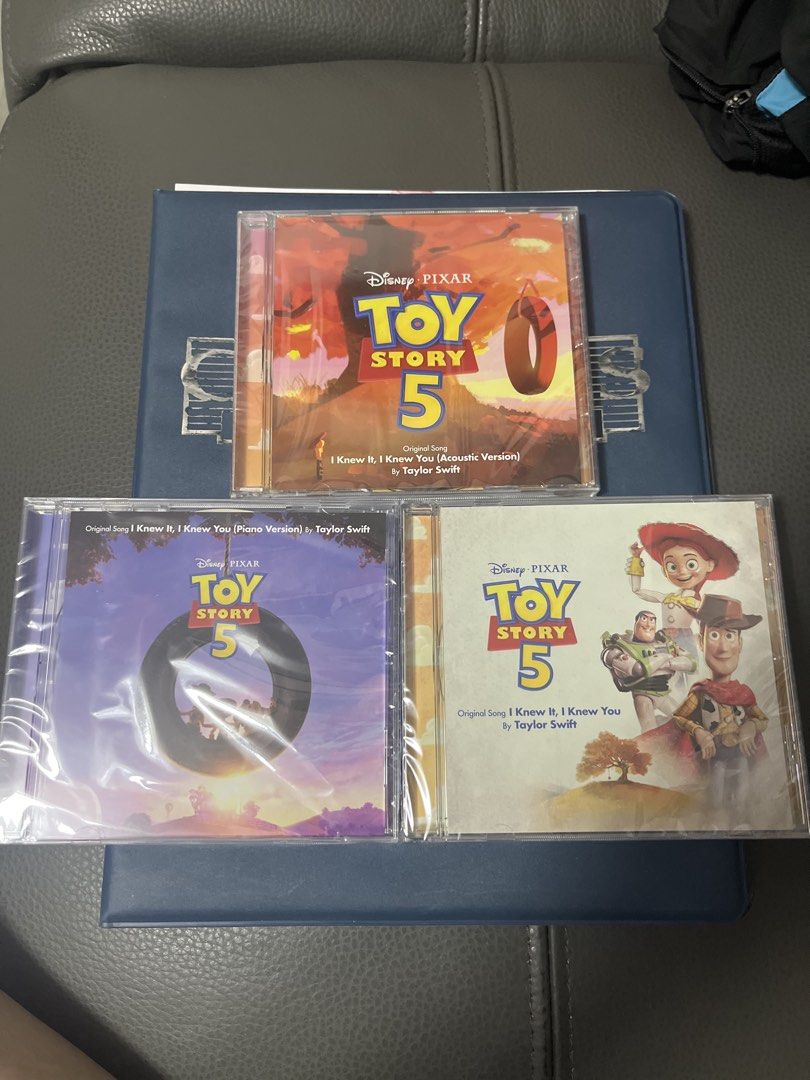 Toy Story 5 Taylor Swift CD 3隻一套 （分類：音樂與媒體 - CD 及 DVD）位於 Hong Kong。 由 happy120136 提交（商品編號 1466546104，圖片 2）。簡介： Toy Story 5 原聲帶CD，Taylor Swift 唱嘅《I Knew It, I Knew You》。一套三隻唔同版本：包裝有原版、Acoustic Version同Piano Version。Swiftie同Toy Storyfans必儲，唔散賣，可在油麻地至太子地鐵站交收。
