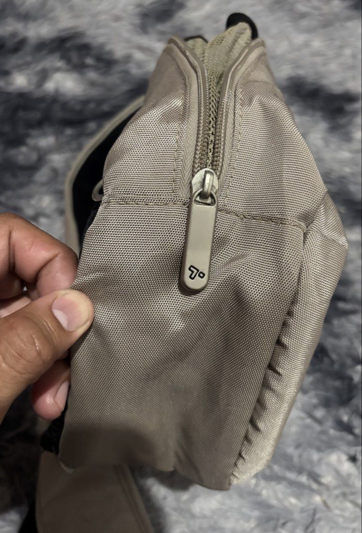 TRAVELON (Category: Sling Bags) located in Legazpi City. Submitted by thesource052 (Listing ID 1466497440, Image 3). Description: Travelon Crossbodybag Excellent Width: 8” inches Length:14” Inches Parang pacsafe lng. WITH RFID. No issues 1200 FREESHIP.