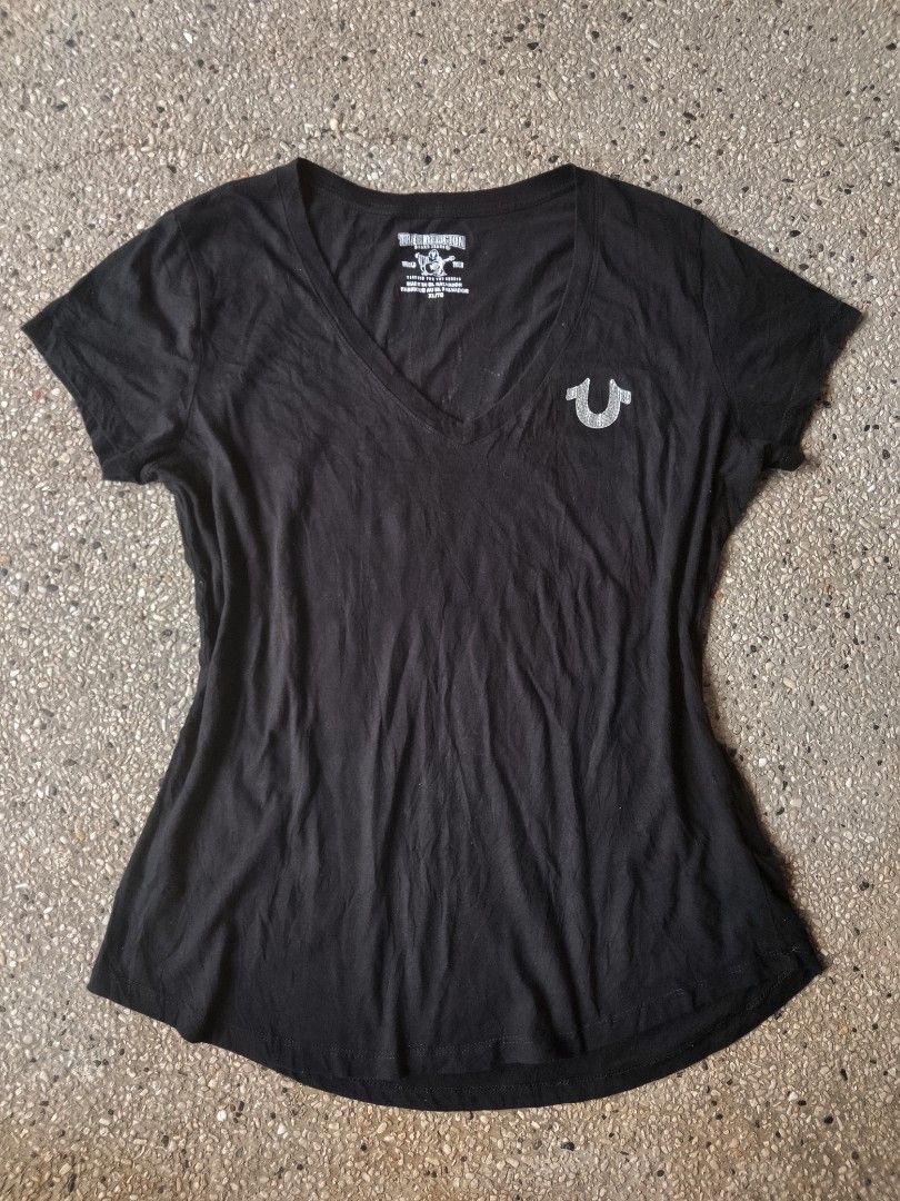 True Religion •V neck (Category: Shirts) located in Batangas. Submitted by 68.thrifts (Listing ID 1466367491, Image 1). Description: size: 19 x 26 -good condi -no pinhole color rate: 8/10.