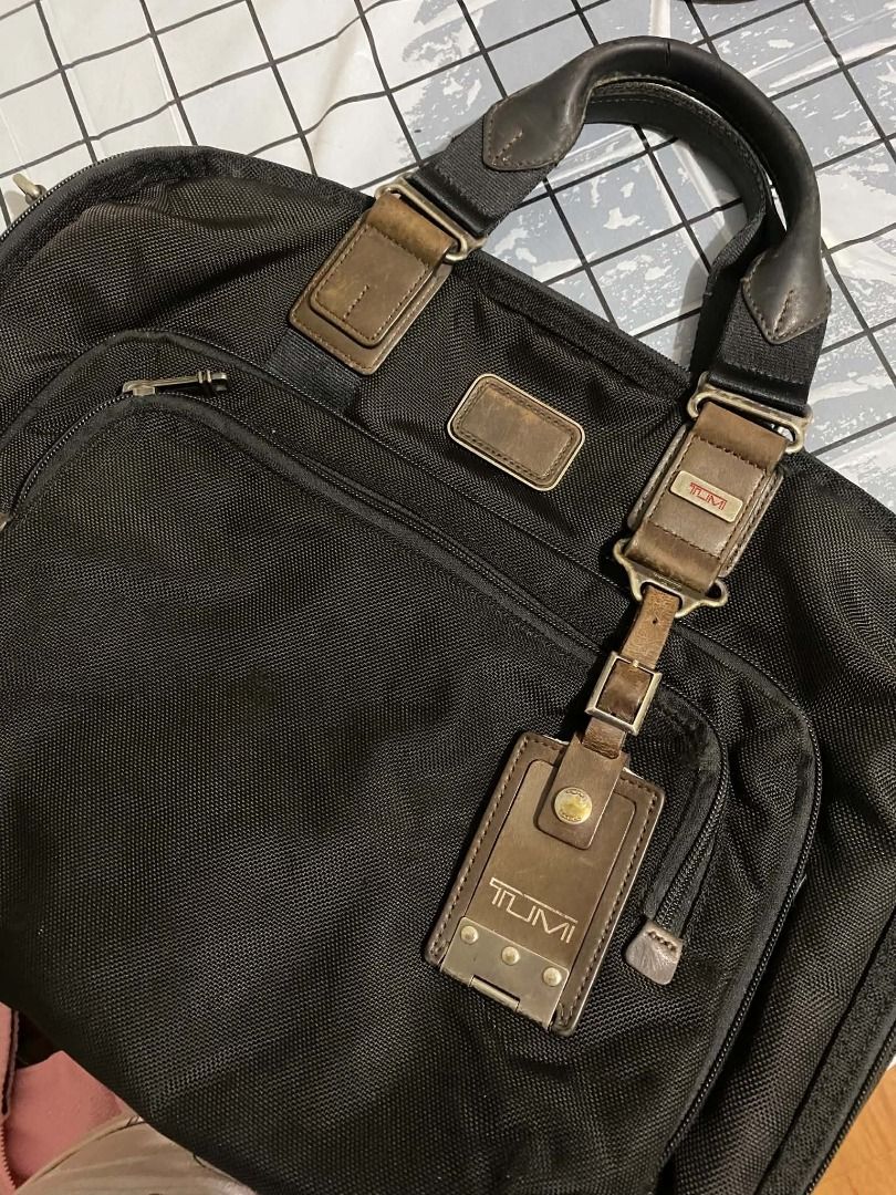 Tumi (Category: Briefcases) located in Caloocan City. Submitted by ritubado_19 (Listing ID 1466512443, Image 3). Description: Tumi messenger bag Excellent condition No major flaw .