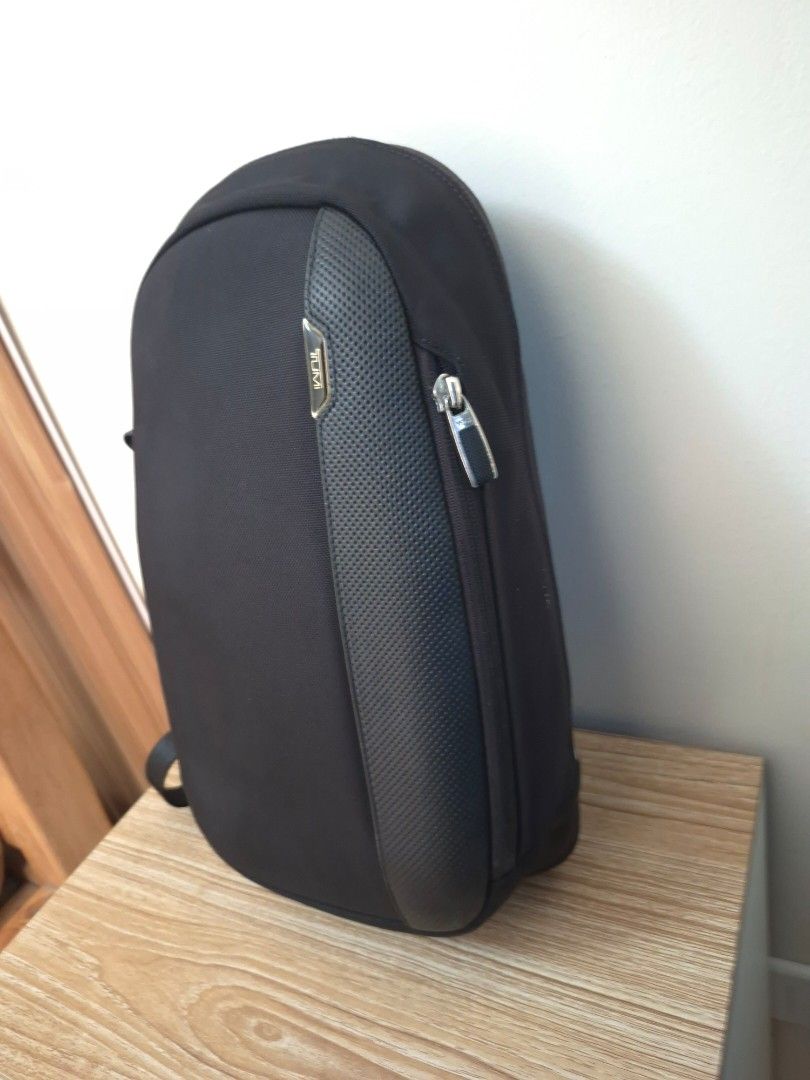 Tumi Arrive martin... (Category: Sling Bags) located in Davao. Submitted by bae214214 (Listing ID 1466398120, Image 3). Description: Ptpa Salamat admin Tumi Arrive Martin Crossbody Sling bag "25503010D3" Dimension Approx: 14 x 8.5 inches Excellent color and condition minimal sign of usage maganda at malinis ang bag solid pa Price: 8,500 .