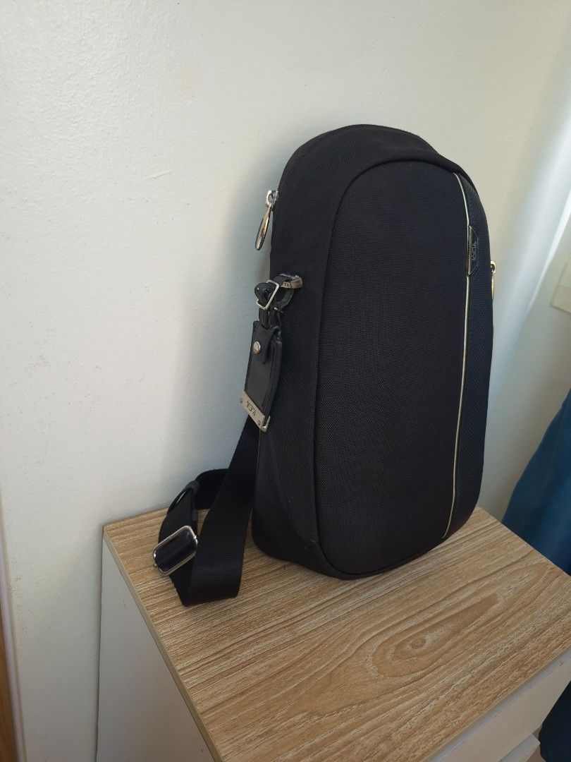 Tumi Arrive martin... (Category: Sling Bags) located in Davao. Submitted by bae214214 (Listing ID 1466398120, Image 2). Description: Ptpa Salamat admin Tumi Arrive Martin Crossbody Sling bag "25503010D3" Dimension Approx: 14 x 8.5 inches Excellent color and condition minimal sign of usage maganda at malinis ang bag solid pa Price: 8,500 .