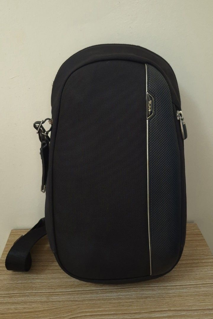 Tumi Arrive martin... (Category: Sling Bags) located in Davao. Submitted by bae214214 (Listing ID 1466398120, Image 1). Description: Ptpa Salamat admin Tumi Arrive Martin Crossbody Sling bag "25503010D3" Dimension Approx: 14 x 8.5 inches Excellent color and condition minimal sign of usage maganda at malinis ang bag solid pa Price: 8,500 .