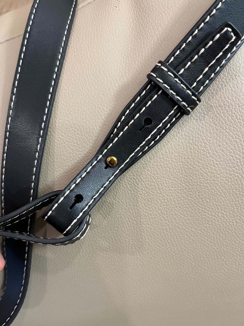Twisted belt (Category: Belts) located in Lucena. Submitted by fiercemoon-a25a79 (Listing ID 1466470072, Image 2). Description: Stylish twisted design that adds a cute, chic touch to any outfit! Perfect for dresses, skirts, jeans, or shorts..