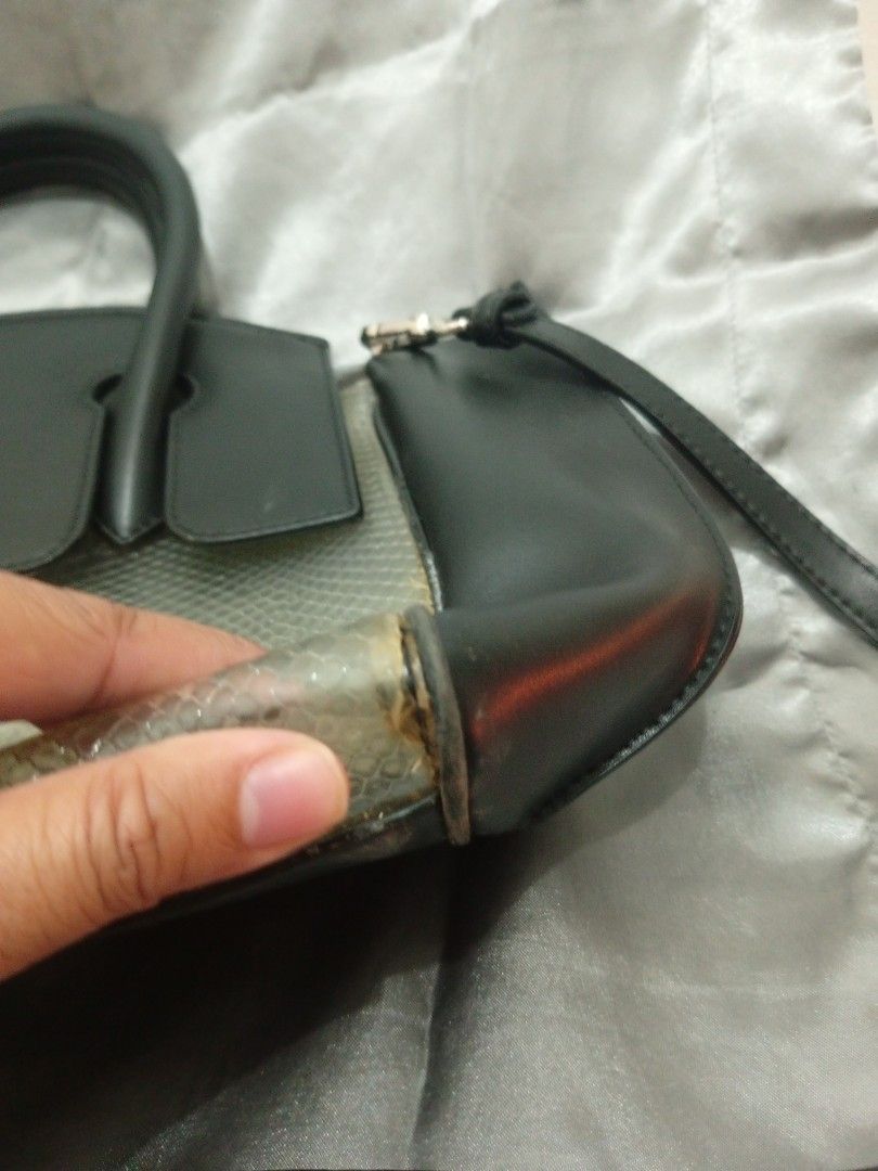 Two way Charles & Keith bag (Category: Luxury Bags & Wallets) located in Valenzuela. Submitted by bakisbox (Listing ID 1466428193, Image 3). Description: CHARLES & KEITH CK2-50150860 Women's Handbag/Shoulder Bag, stylish color scheme, crocodile pattern, with handle and shoulder strap, can be carried by hand, over the shoulder, or crossbody, elegant and versatile. Items description: ‎ ‎Condition: used issues: minor scratches, pen mark, stitching (