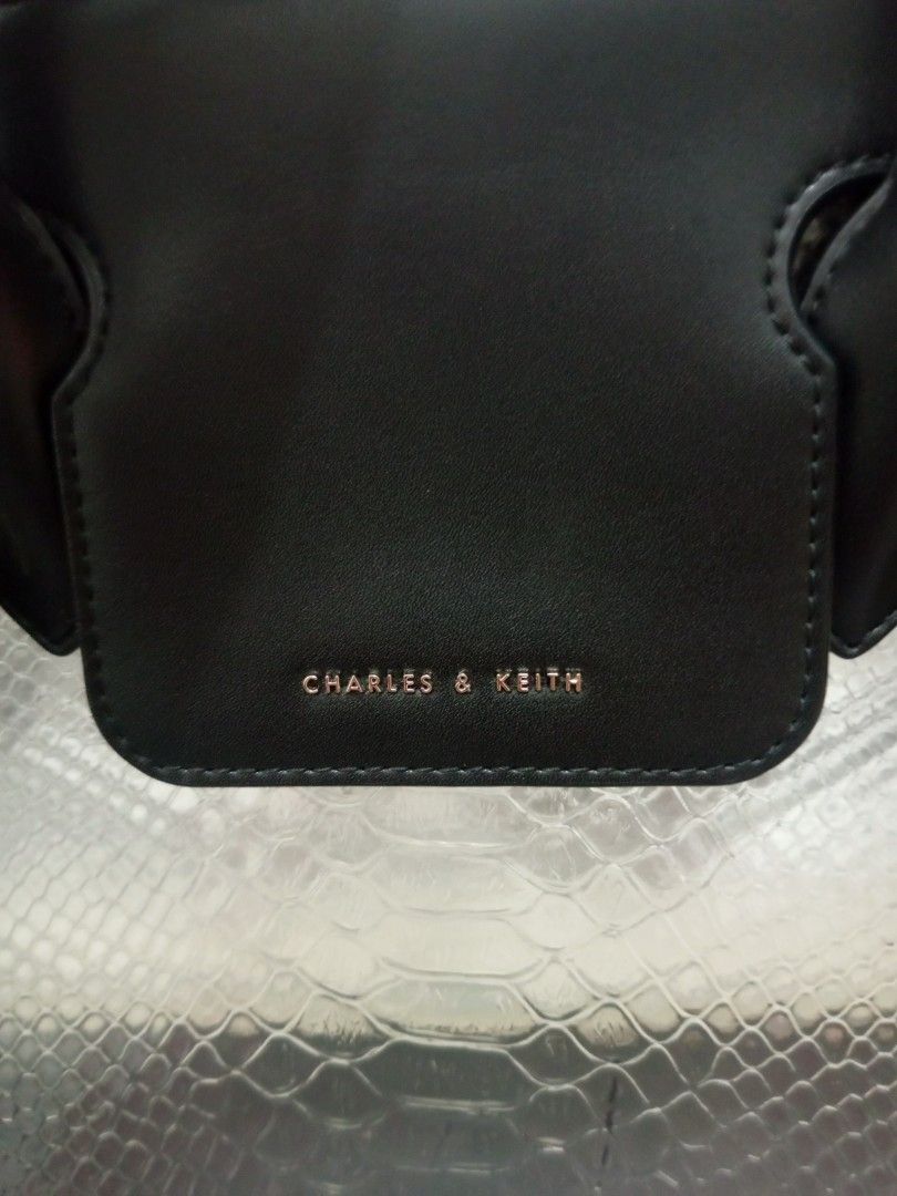 Two way Charles & Keith bag (Category: Luxury Bags & Wallets) located in Valenzuela. Submitted by bakisbox (Listing ID 1466428193, Image 2). Description: CHARLES & KEITH CK2-50150860 Women's Handbag/Shoulder Bag, stylish color scheme, crocodile pattern, with handle and shoulder strap, can be carried by hand, over the shoulder, or crossbody, elegant and versatile. Items description: ‎ ‎Condition: used issues: minor scratches, pen mark, stitching (