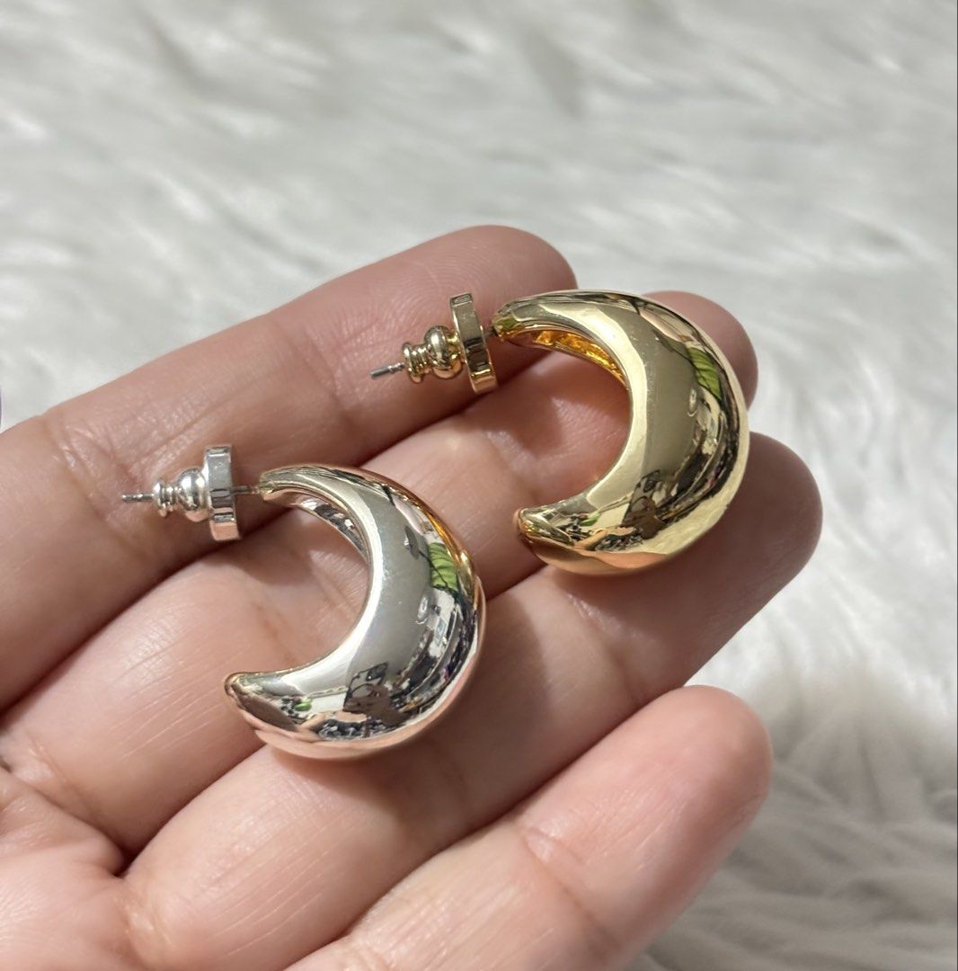 Two-toned Hoop Earrings (Category: Earrings) located in Paranaque City. Submitted by dalle_closet (Listing ID 1466486715, Image 3). Description: ang nice nito makinis pa yan sa actual.