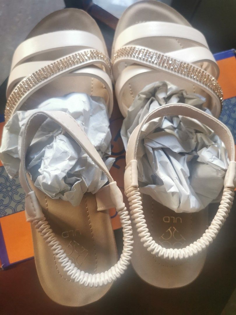 ULD Softawalk Sandals Size 39 (Category: Flats & Sandals) located in Manila. Submitted by cheapcellphone (Listing ID 1466418929, Image 2). Description: - Color: Beige - Size: EU 39 - Design: Rhinestone strap detailing with an easy slip-on elastic back - Sole: Flat with ridges for added grip - Condition/Inclusions: Original box included.