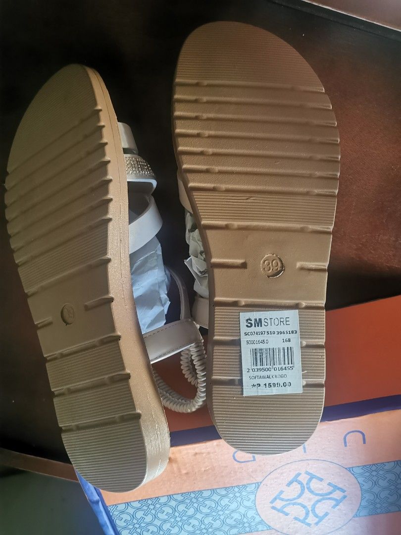 ULD Softawalk Sandals Size 39 (Category: Flats & Sandals) located in Manila. Submitted by cheapcellphone (Listing ID 1466418929, Image 3). Description: - Color: Beige - Size: EU 39 - Design: Rhinestone strap detailing with an easy slip-on elastic back - Sole: Flat with ridges for added grip - Condition/Inclusions: Original box included.