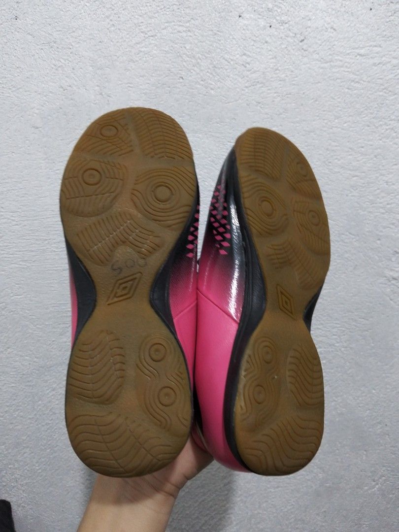 Umbro Gumsole (Category: Babies & Kids Fashion) located in El Salvador. Submitted by francheskaukayukay (Listing ID 1466400201, Image 3). Description: us 2.5 Eur 33.5.