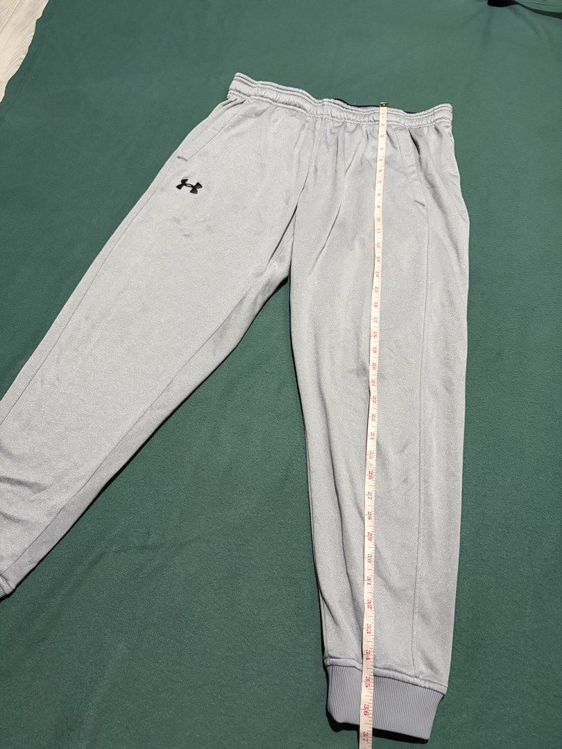 Under Armour ColdGear Loose Sweatpants Grey Large (Category: Joggers) located in Guihulngan. Submitted by fbthriftgoodsniace (Listing ID 1466366276, Image 2). Description: - Brand: Under Armour - Size: Large - Color: Solid grey with black logo on right thigh - Fit: Loose fit with elastic drawstring waistband and ribbed cuffs - Technology: ColdGear to keep you warm - Features: Dual side pockets - Origin: Made in Jordan.