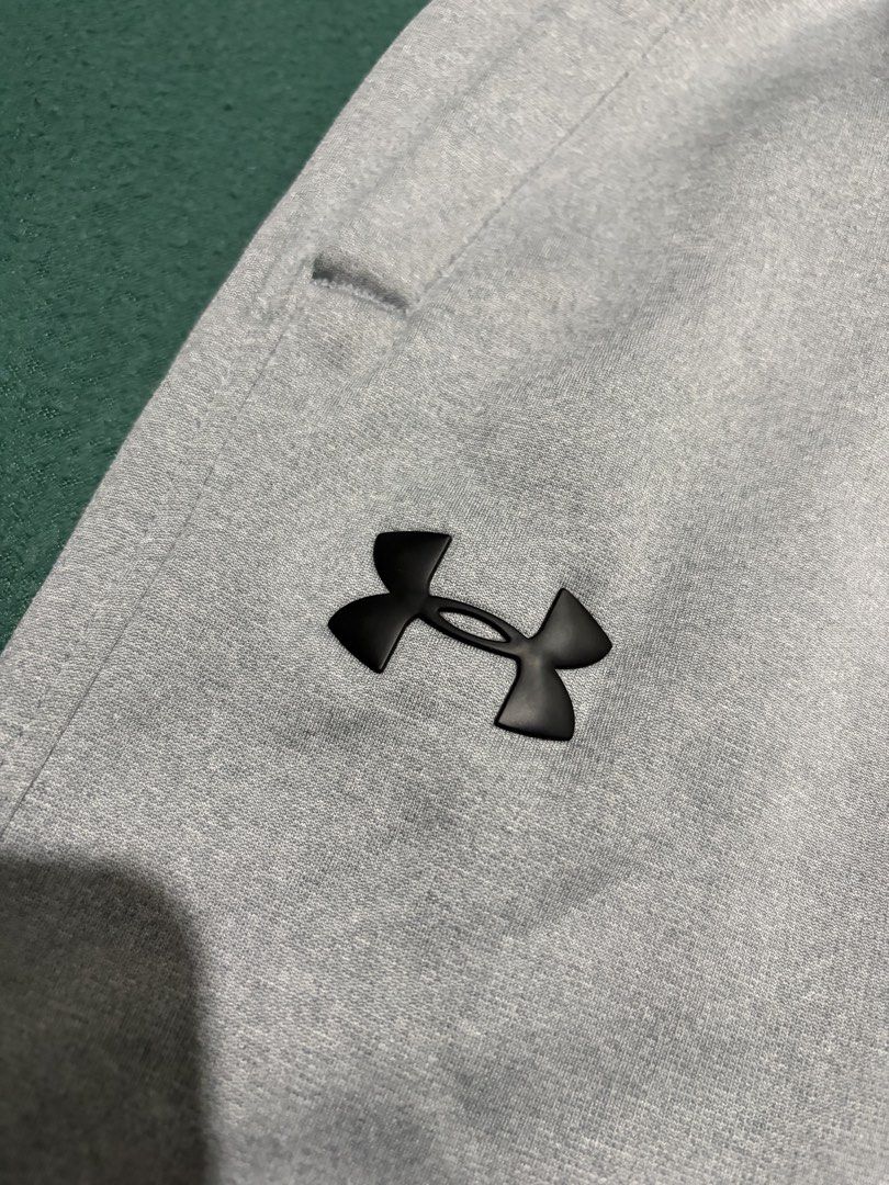 Under Armour ColdGear Loose Sweatpants Grey Large (Category: Joggers) located in Guihulngan. Submitted by fbthriftgoodsniace (Listing ID 1466366276, Image 3). Description: - Brand: Under Armour - Size: Large - Color: Solid grey with black logo on right thigh - Fit: Loose fit with elastic drawstring waistband and ribbed cuffs - Technology: ColdGear to keep you warm - Features: Dual side pockets - Origin: Made in Jordan.